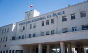 Norma del Código Procesal Penal que permite apelar tanto la resolución que acoge o rechaza el desafuero de Gobernador Regional no produce resultados contrarios a la Constitución